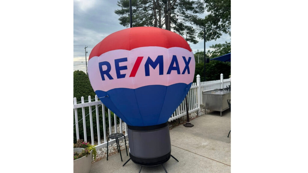 remax balloon at cocktail party